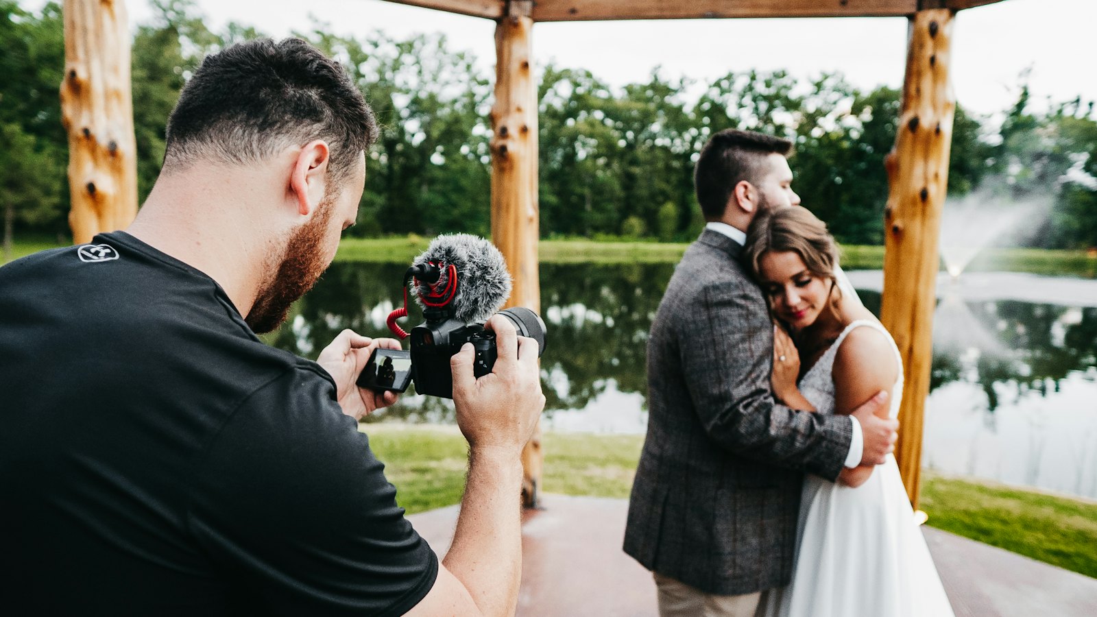Fotógrafo registrando o abraço do casal no dia do casamento
