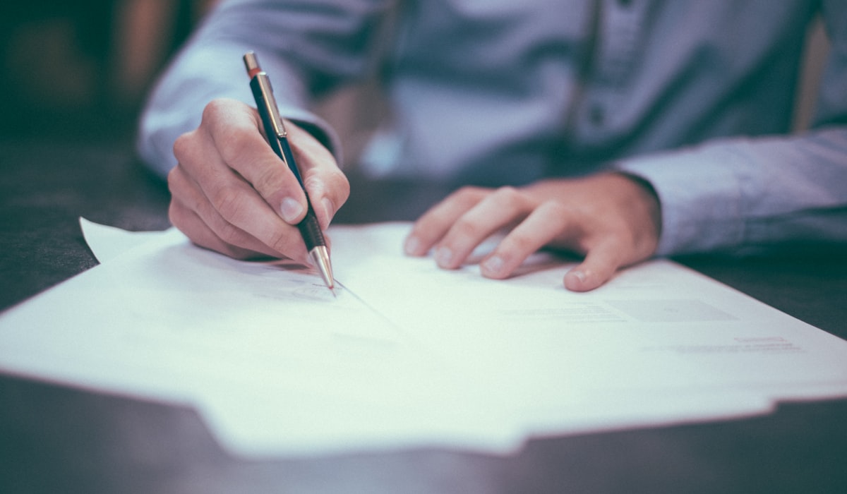 Assinar com antecedência evita negociar cláusula no dia da cerimônia Assinatura do contrato de casamento: o combinado fica no papel antes da emoção do dia