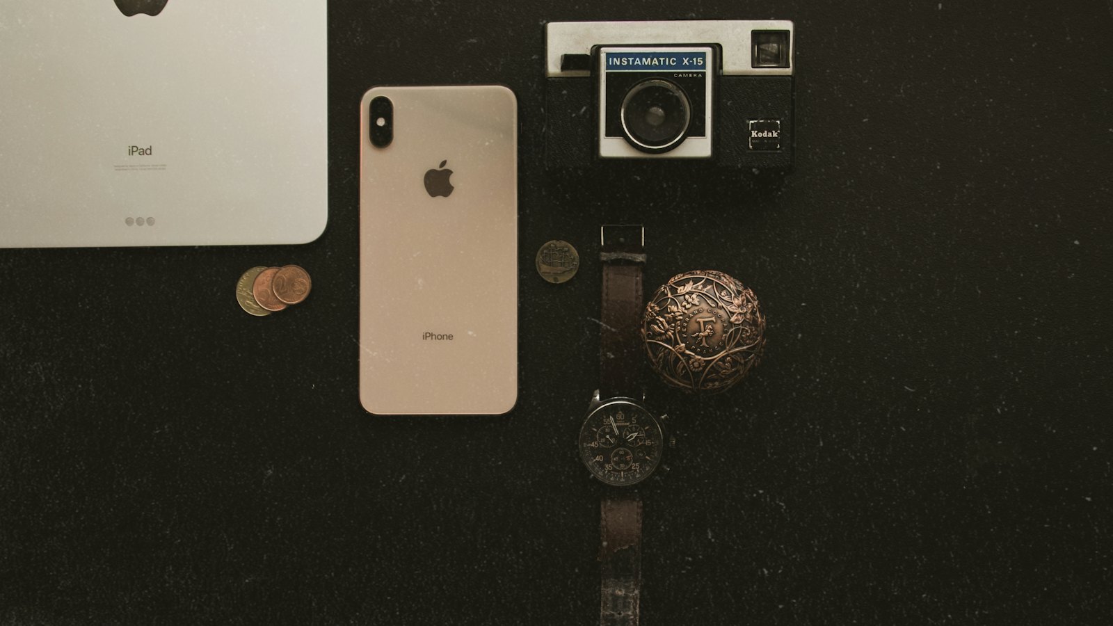 Com uma lista de reserva pronta, a substituição vira uma sequência de mensagens, não uma busca às cegas. Celular e relógio sobre a mesa, lembrando que a substituição corre contra o tempo