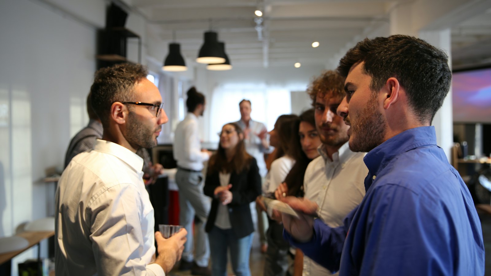 Vaga por função, convite direto e prazo de resposta resolvem o que o grupo de WhatsApp deixa solto Fotógrafo conferindo a escala de uma equipe antes de um evento