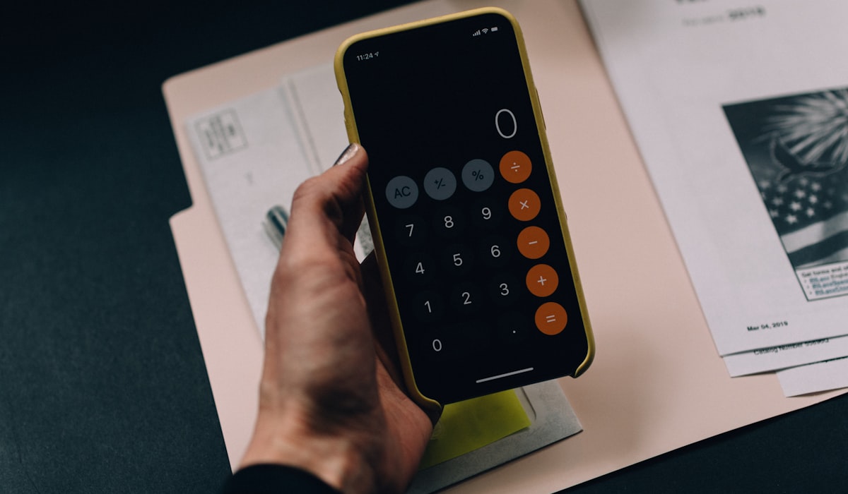 A planilha não falha por falta de abas. Falha porque depende de disciplina diária e não conversa com contrato e projeto Calculadora e papéis de contas: controle financeiro de verdade, não dashboard genérico